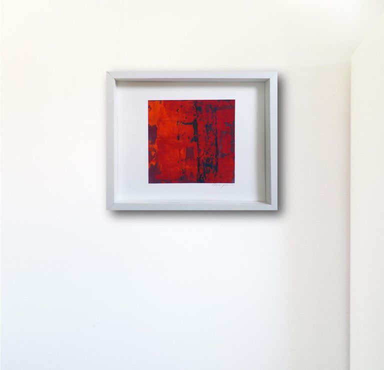 Rotes abstraktes Tempera-Kunstwerk in einem weißen Rahmen an einer hellen Wand. yamakawa.eu/direct-sales-work-on-paper-gallery/red-sky-afte/