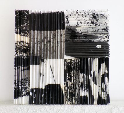 Life is like a millfeuille 2 Abstrakte Schwarz-Weiß-Kunst mit strukturierten Mustern und Linien.
