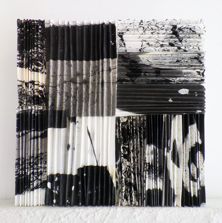 Stapel von weißen Blättern, ordentlich und gleichmäßig angeordnet.