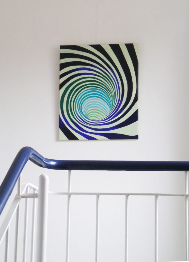 Farbenfrohes, spiralförmiges Kunstwerk in Blau- und Grüntönen an einer weißen Wand. yamakawa.eu/direct-sales-stripes-gallery/follow-me