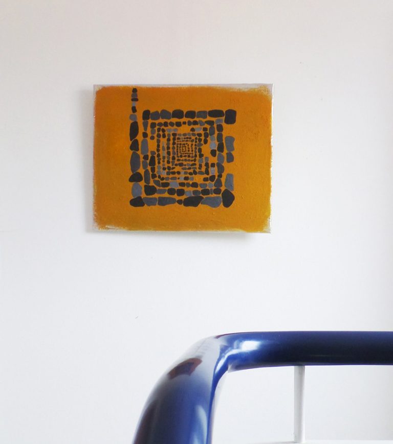 Abstrakte orangefarbene unique Kunst mit schwarzen geometrischen Mustern. yamakawa.eu/acrylic-painting/whirl 7. 