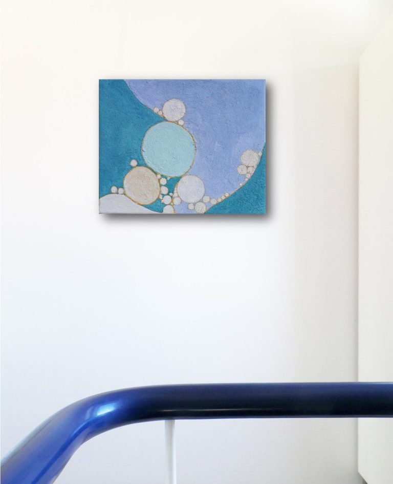 Abstraktes Gemälde mit blauen und weißen Kreisen auf einem hellen Hintergrund. yamakawa.eu/acrylic-painting/water-bubbles-10.