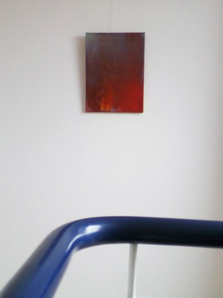 Ein rotes Gemälde hängt an einer weißen Wand. yamakawa.eu/direct-sales-tempera/autumn-light/