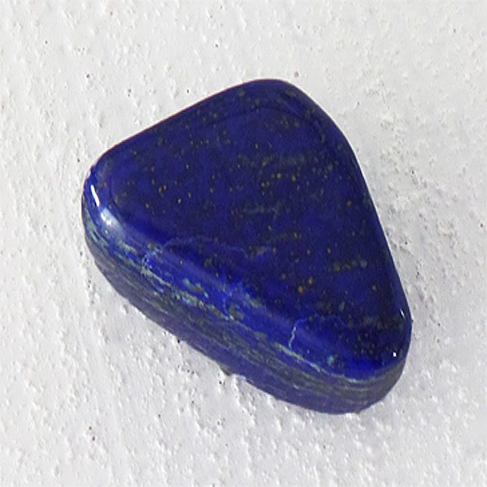 Blauer, dreieckiger Lapislazuli-Stein. Blau dehnt sich aus und vergrößert die Oberfläche.