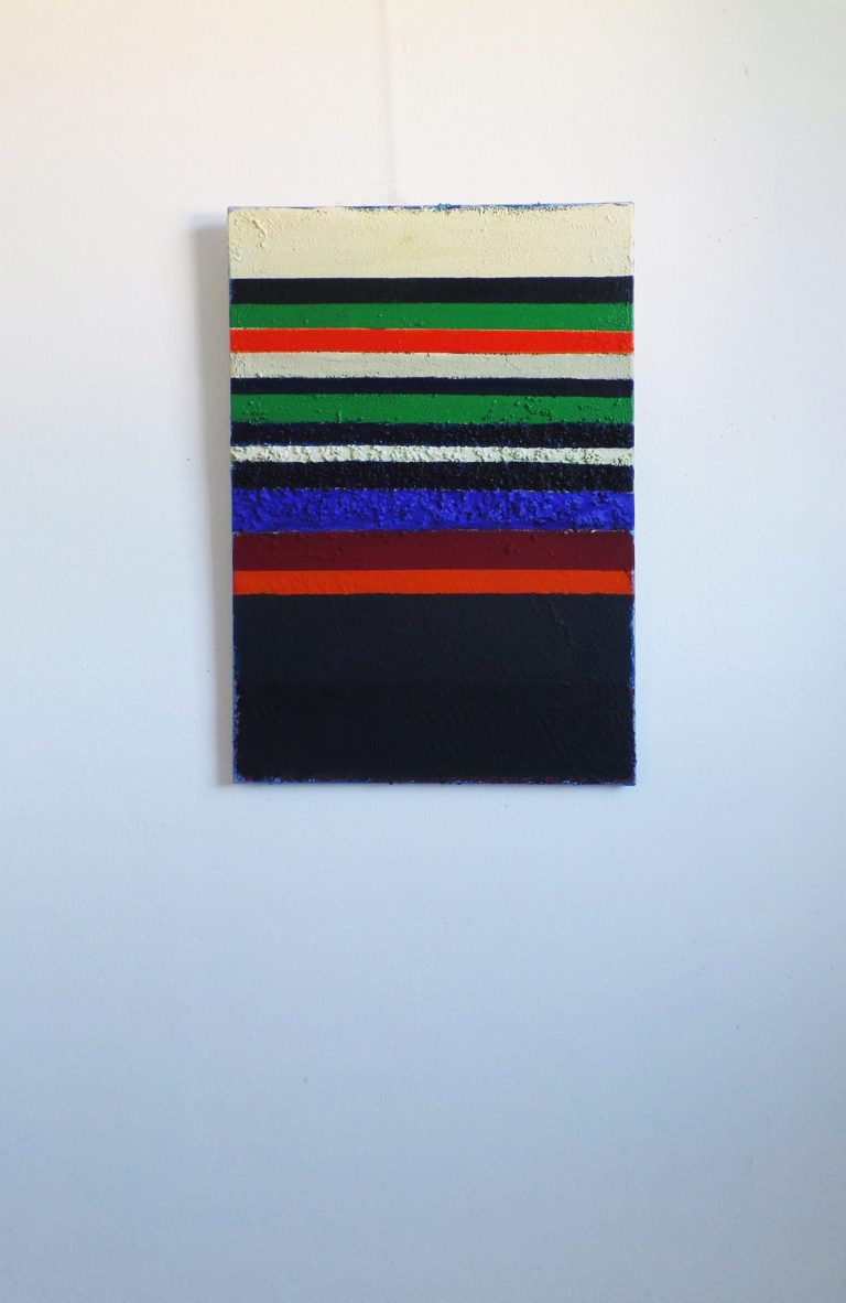 Bunt gestreiftes Kunstwerk mit horizontalen Linien in verschiedenen Farben auf Leinwand. yamakawa.eu/direct-sales-stripes/world-in-order/