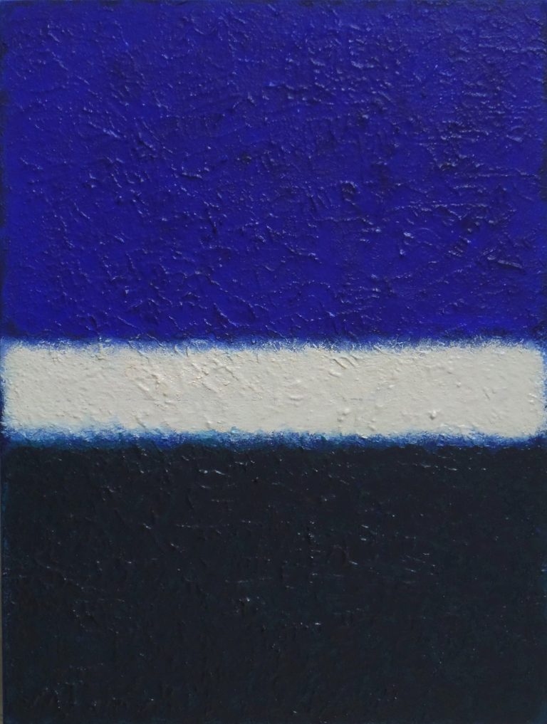 Abstrakte Komposition in Blau, Schwarz und einer weißen horizontalen Linie. yamakawa.eu/direct-sales-stripes-gallery/light-in-winter-mini/