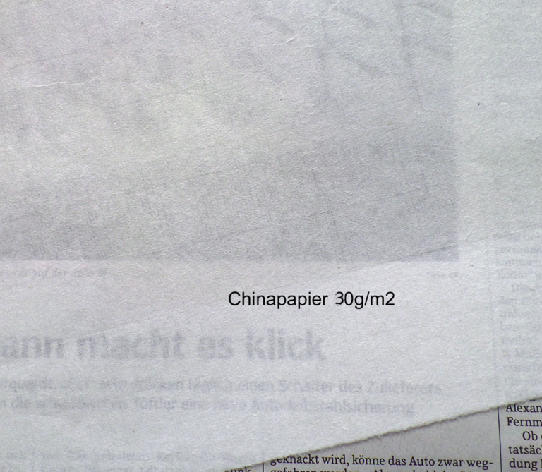 Chinapapier 30 g/m² auf einer Zeitungsseite. yamakawa.eu/direct-sales-sumi-e-gallery/window-open-in-paris/