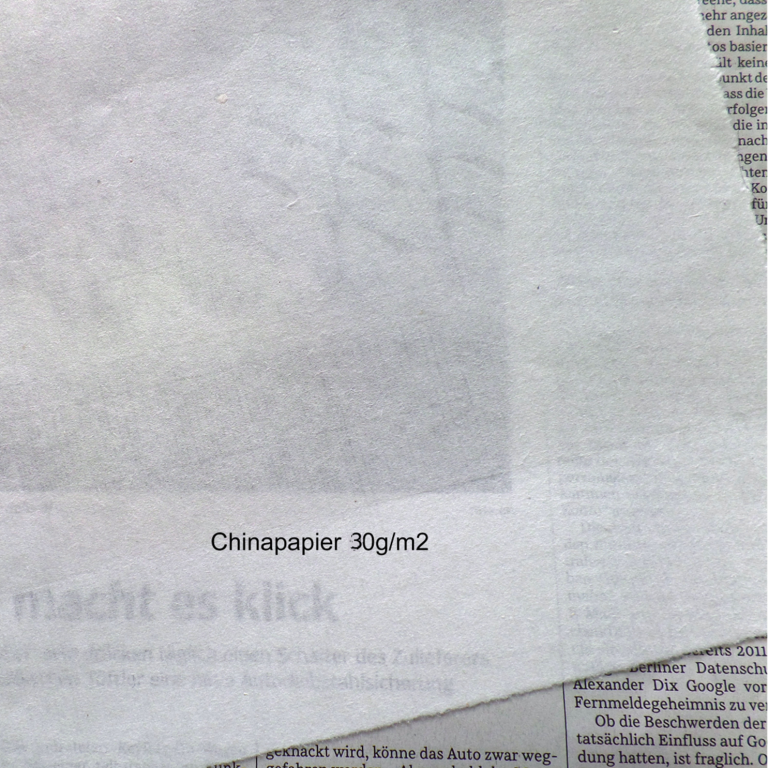 Durch dünnes Sumi-e-Chinapapier kann er darunterliegende Zeitungsartikel lesen.