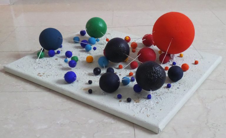 Bunte Kugeln unterschiedlicher Größe und Farbe. Acryl trocknet schnell und hat ein helles, glänzendes Finish.
