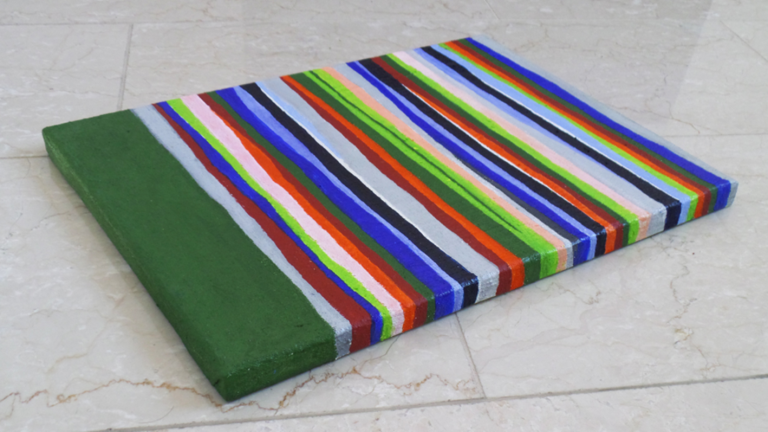 Bunte, gestreifte Decke mit grünen und farbigen Streifen auf einem Leinwand. yamakawa.eu/direct-sales-stripes-gallery/gree-ebb-tide-1/