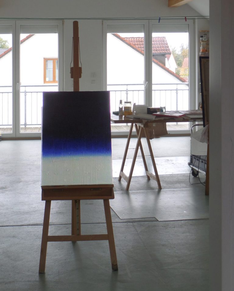 Das gemälde Kunstwerk auf einer Staffelei in Künstlerins hellen, modernen Atelier. yamakawa.eu/direct-sales-stripes-gallery/blue-light-from-