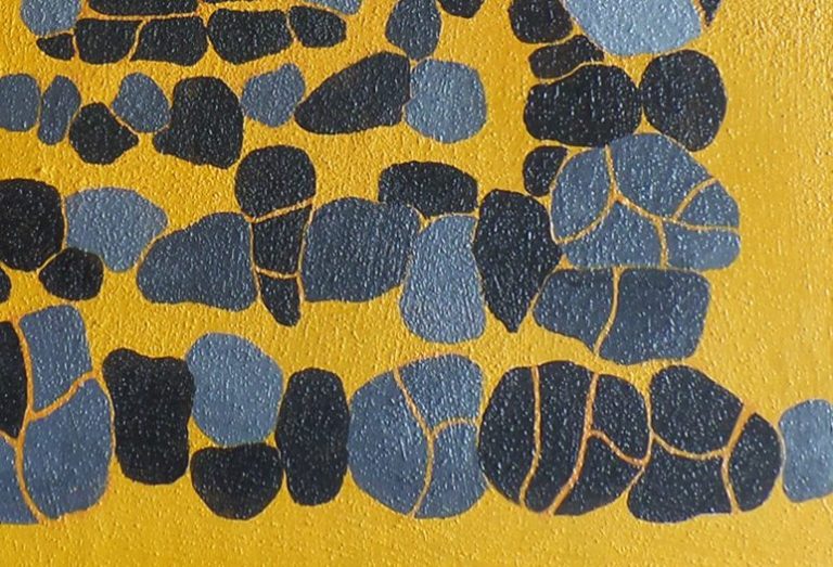 Bunte abstrakte Formen auf rotem Hintergrund. 