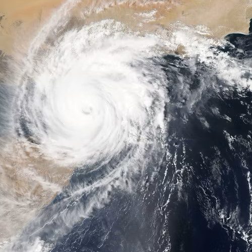 Starker Hurrikan über dem Golf von Mexico mit wirbelnden Wolkenformationen.