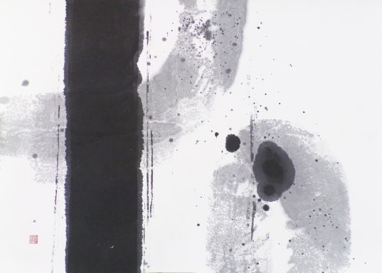 Abstrakte Tuschemalerei in Schwarz und Grau mit Spritzern und kräftigen Linien.