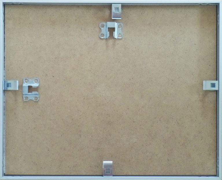 Rückseite eines Bilderrahmens mit Metallklammern und holzähnlicher Oberfläche.