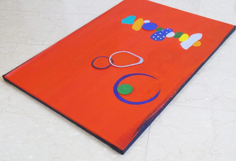 Bunte abstrakte Formen auf rotem Hintergrund. 