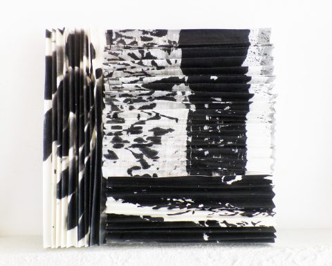 Abstrakte Komposition aus Schwarz- und Weißtönen mit strukturierten, wellenförmigen Linien.