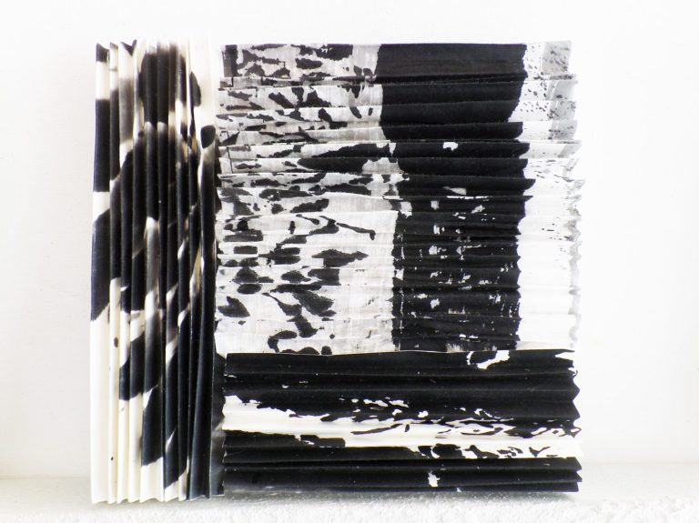 Stapel von weißen Blättern, ordentlich und gleichmäßig angeordnet.