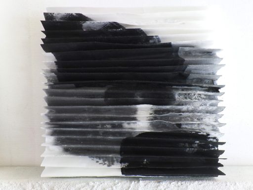 Abstracte Komposition aus schwarzen und weißen gestapelten Schichten.