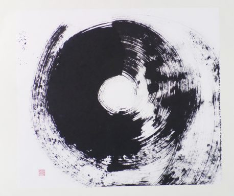 Schwarzer Pinselstrich in kreisförmiger Anordnung auf hellem Hintergrund. https://yamakawa.eu/sumi-e-gallery/life-turns-around