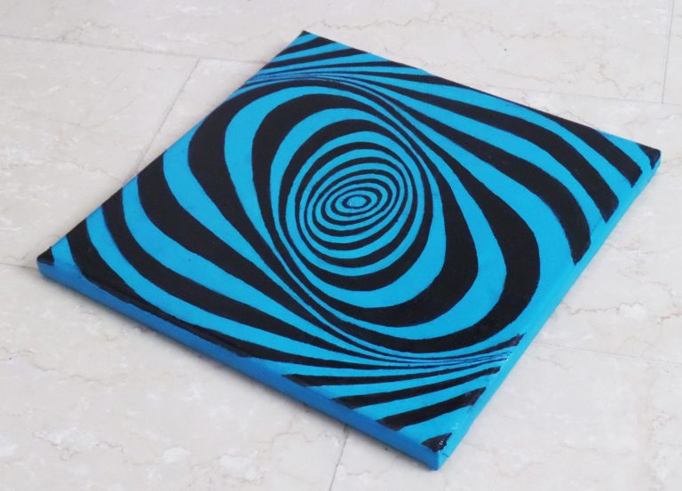 Schwarze und blaue Spiralen, die einen optischen Effekt erzeugen. https://yamakawa.eu/direct-sales-stripes-gallery/follow-me/