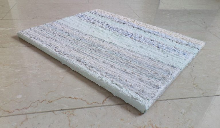 Bunte, strukturierte Matte auf einem hellen, 3D- Untergrund. https://yamakawa.eu/direct-sales-stripes-gallery/gioarchiological stripes/