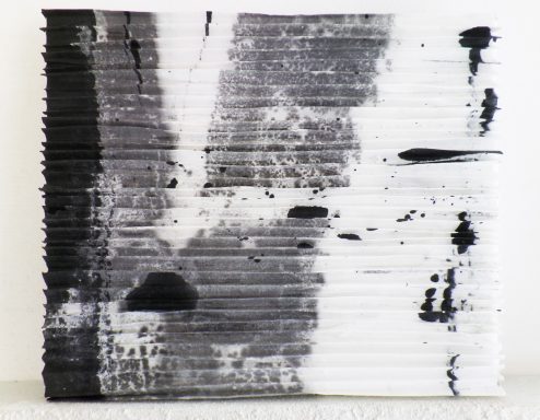 Abstrakte Schwarz-Weiß-Kunst mit strukturierten Linien und Flecken.