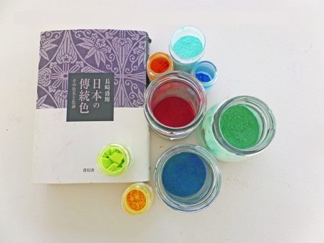 Eine japanische Form mit westlichen Farben. It has a Japanese shape with Western colors.