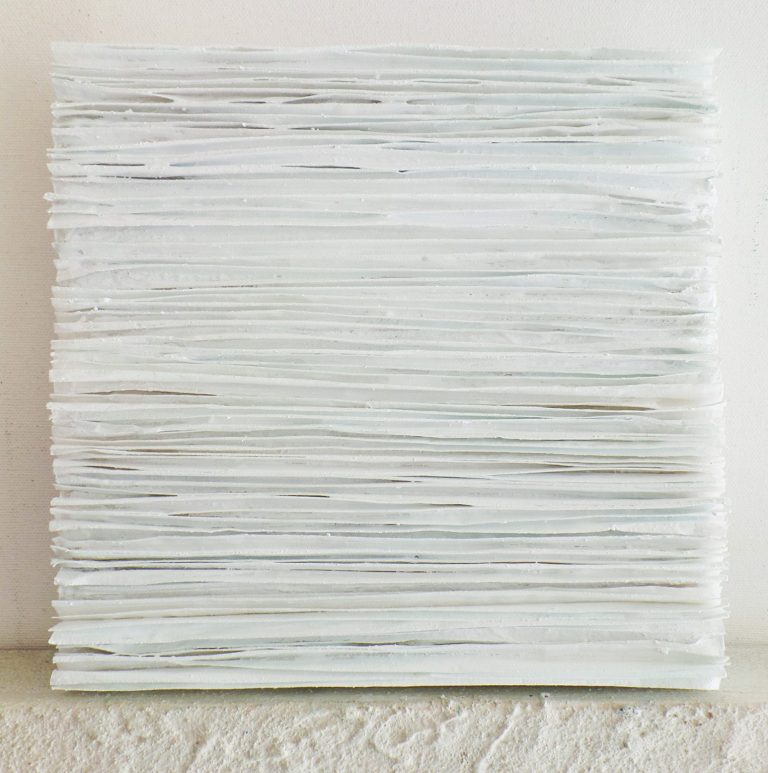 Stapel von weißen Blättern, ordentlich und gleichmäßig angeordnet.