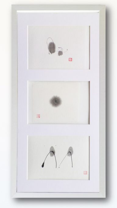 3 in 1 - Dots Drei Schwarz-Weiß-Darstellungen von Fingerabdrücken auf weißem Hintergrund.