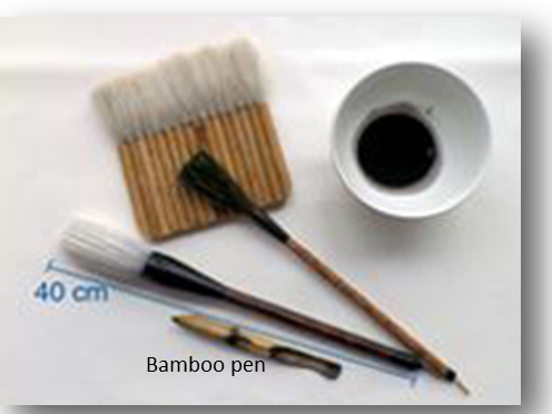 Sumi-e-Pinsel, Tinte und eine Schüssel auf einem Tisch, mit Maßstab für die Pinselgröße.