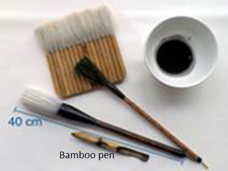 Sumi-e-Kunstbedarf: Pinsel, Schalen und Tinte auf einem Tisch angeordnet.