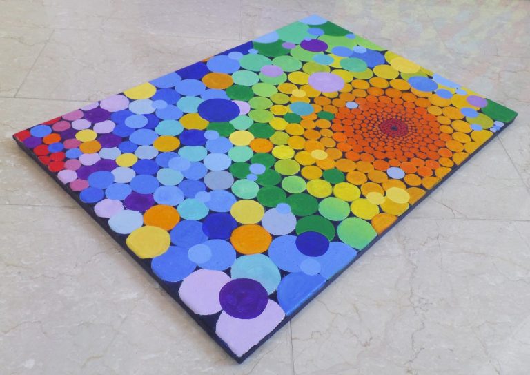 Bunte Kreise in verschiedenen Größen, angeordnet in einem spiralförmigen Muster auf Leinwand. yamakawa.eu/acrylic-painting/rainbow-colors-1.